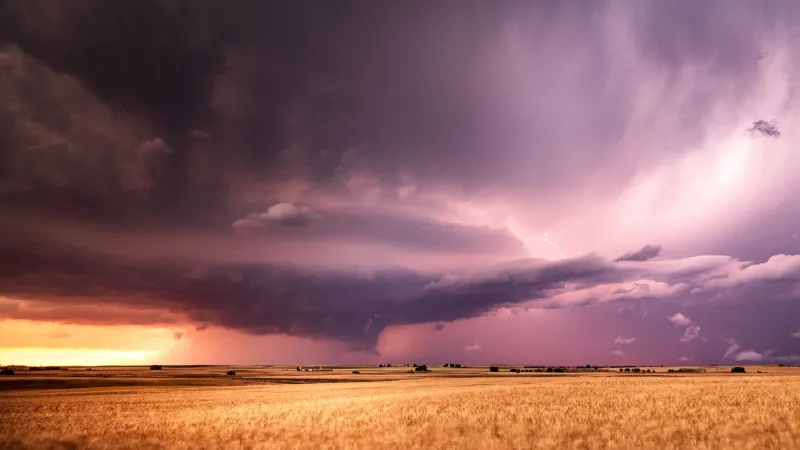 Tornado Alley's Finest: Meet the Photographers Behind America's Most-Saved Sky Wallpapers